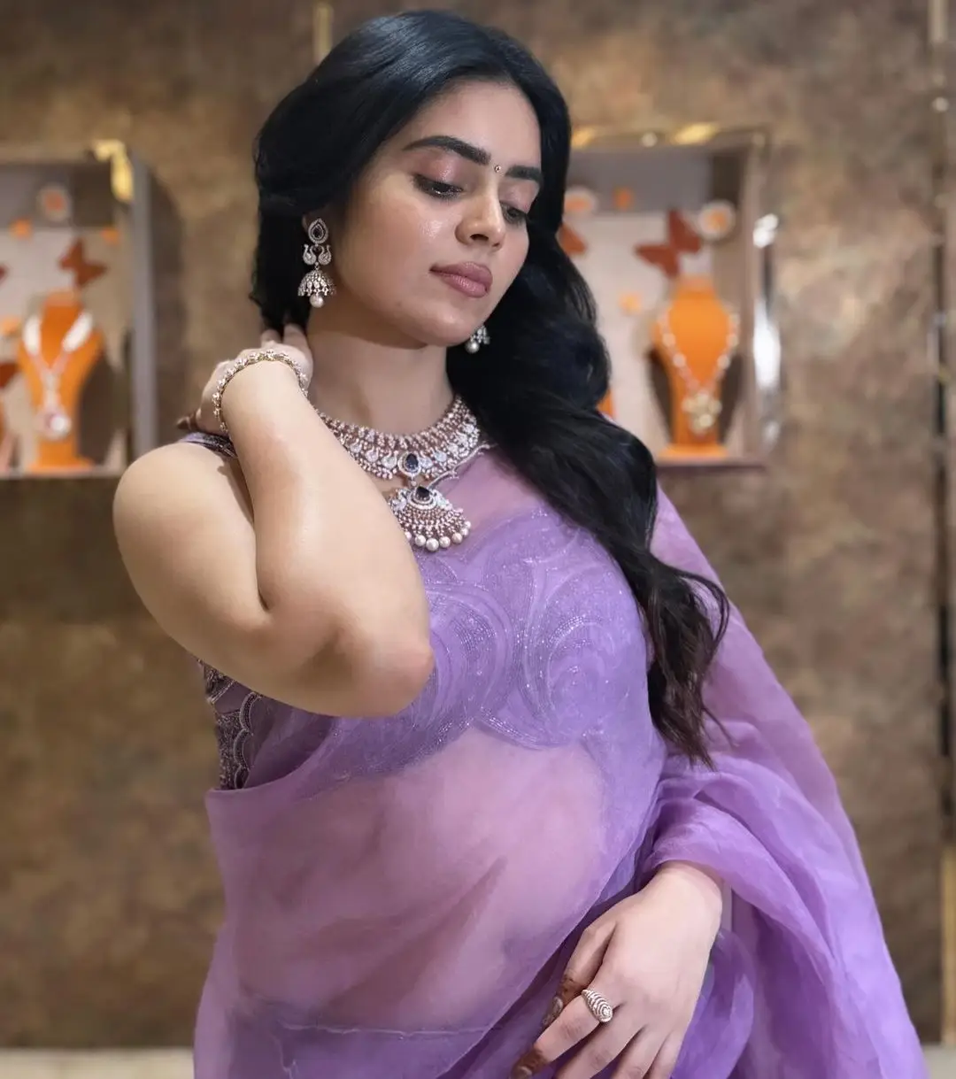 Kushita Kallapu In Traditional Violet Saree Sleeveless Blouse